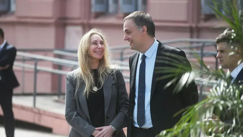 Milei sacrifica a su artífice comunicacional en medio de una tormenta judicial y política