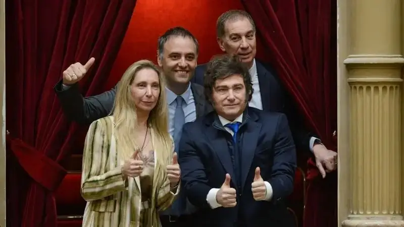 Blindaje oficial: Manuel Adorni y su cónyuge se acogen a la norma de “Inocencia Fiscal” para esquivar el escrutinio sobre su fortuna