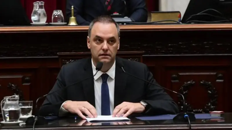 El Senado concede una prórroga táctica a Adorni mientras se tensa la cuerda política en torno a su continuidad