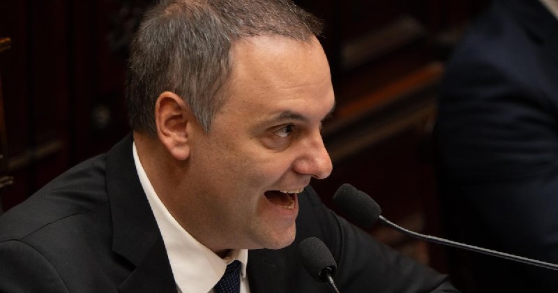 La espiral de traspiés comunicacionales que selló el destino de Adorni como vocero