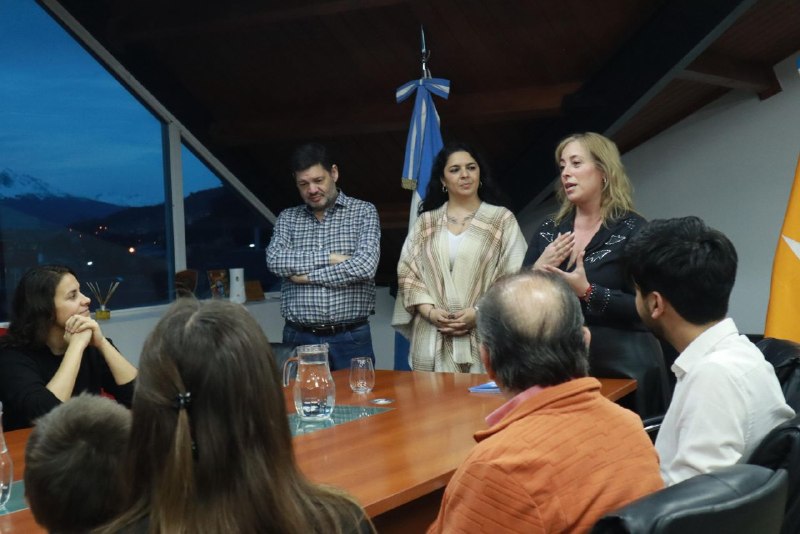 EL MUNICIPIO ENTREGÓ DECRETOS DE ADJUDICACIÓN DE TIERRAS A GRADUADOS UNIVERSITARIOS
