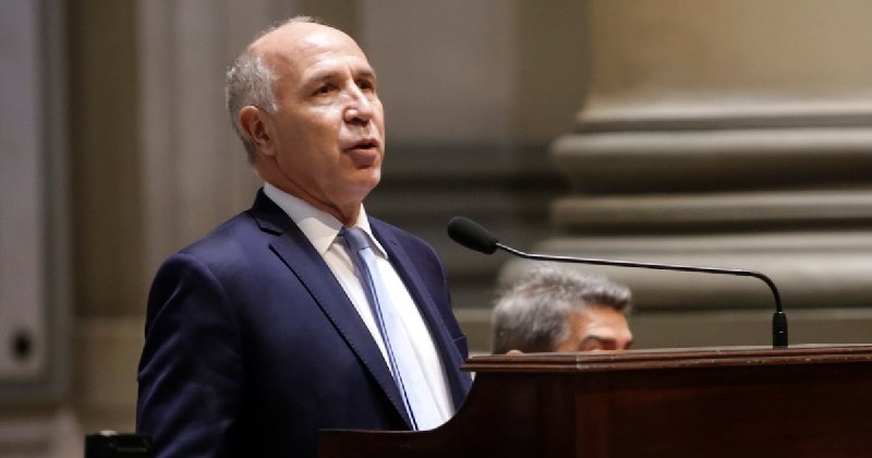 Lorenzetti exige cobertura de vacantes mientras la Rosada opta por la estrategia del congelamiento