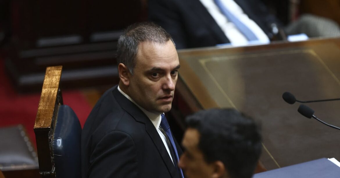 Bajo la lupa del Senado: el oficialismo teje una estrategia desesperada para rescatar a Adorni del precipicio político