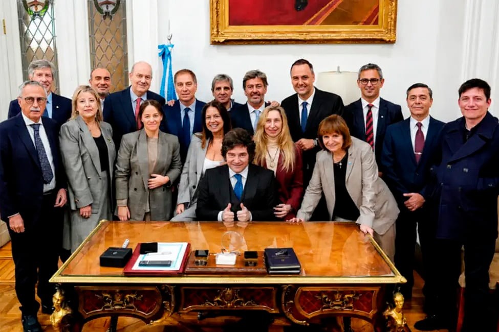 «Que la inocencia te valga»: el nuevo régimen fiscal favorece a funcionarios libertarios mientras la casta se protege en las sombras del poder