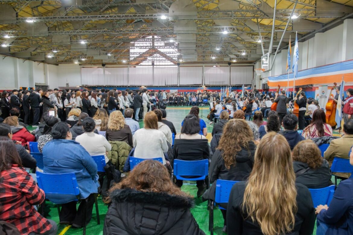 ESTUDIANTES DE LOS ÚLTIMOS AÑOS DE SECUNDARIA DE RÍO GRANDE PROMETIERON LEALTAD A LA CONSTITUCIÓN PROVINCIAL