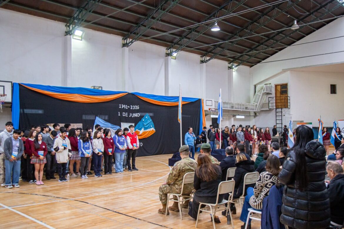 ESTUDIANTES DE TOLHUIN JURARON PROMESA DE LEALTAD A LA CONSTITUCIÓN PROVINCIAL