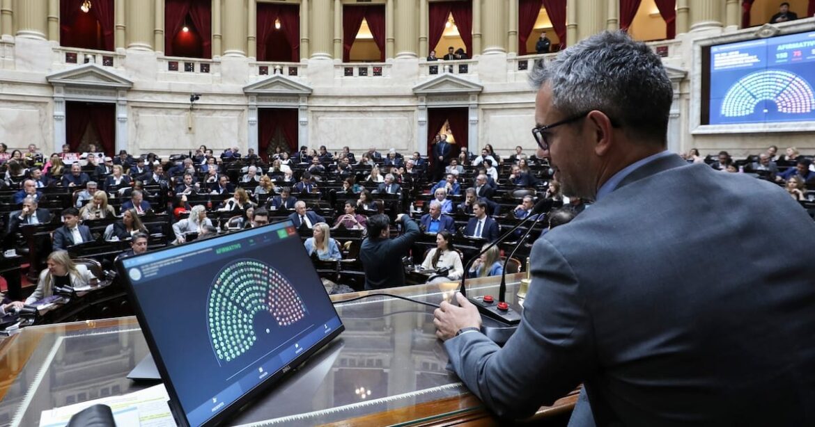 El gobierno de Milei presenta un proyecto de transparencia mientras cede ante poderosos grupos de presión empresarial