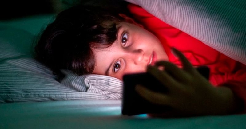 La marea global que desafía el imperio digital: naciones de todo el orbe erigen muros para resguardar la infancia del vendaval virtual