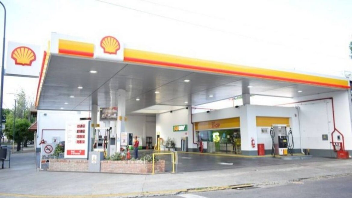 Raízen sella un acuerdo multimillonario con Mercuria para desprenderse de Shell, su operación downstream en Argentina
