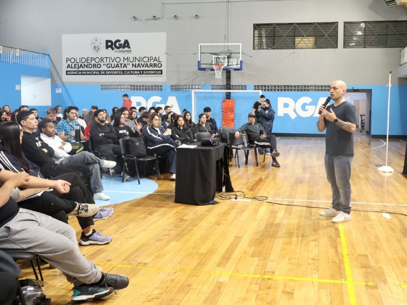 EL MUNICIPIO REALIZÓ UNA CAPACITACIÓN PARA PROMOVER HÁBITOS SALUDABLES EN LAS ESCUELAS DEPORTIVAS