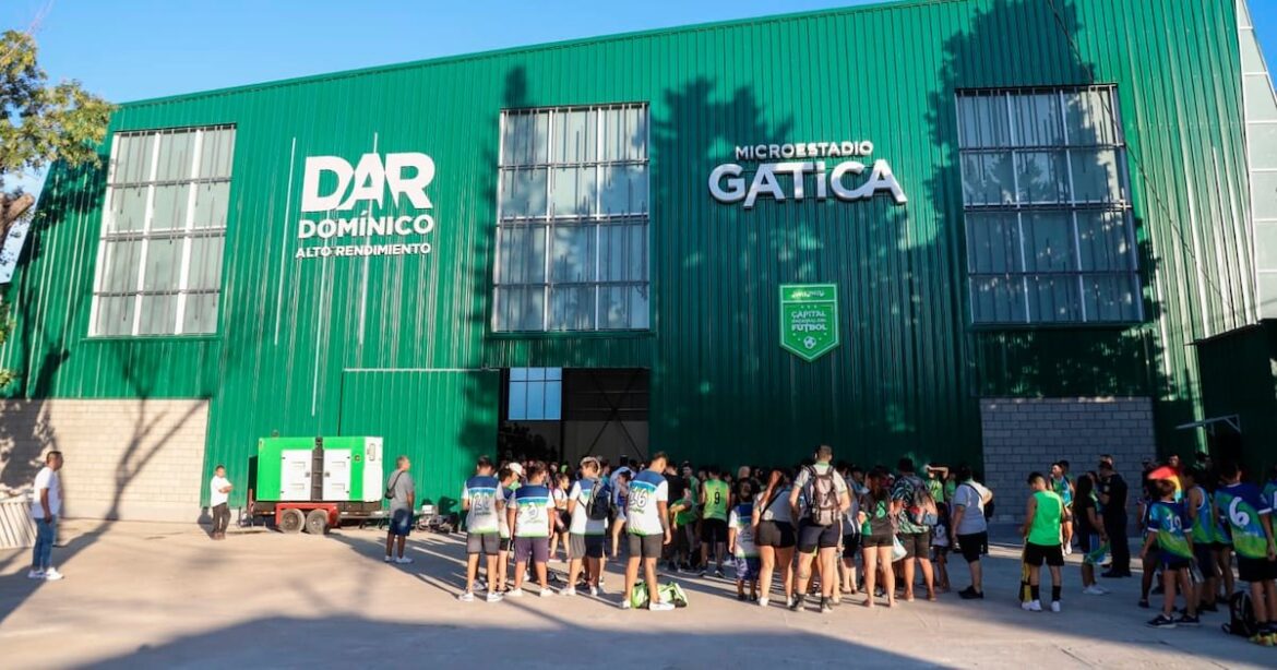 El último adiós al “Mister”: el velatorio del Indio Solari se realiza en el Polideportivo Gatica tras la negativa del Gobierno nacional