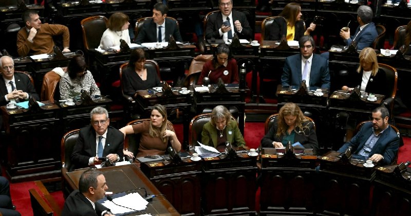 La declaración jurada de Adorni desata una tormenta política en pleno furor mundialista