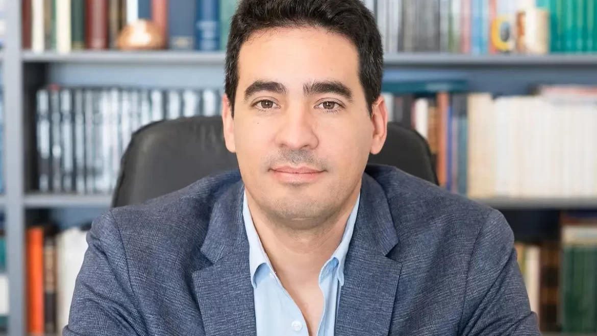 Adorni deja la vocería presidencial en medio de la tormenta patrimonial y Ravier asume el desafío de ser la «voz oficial» de Milei