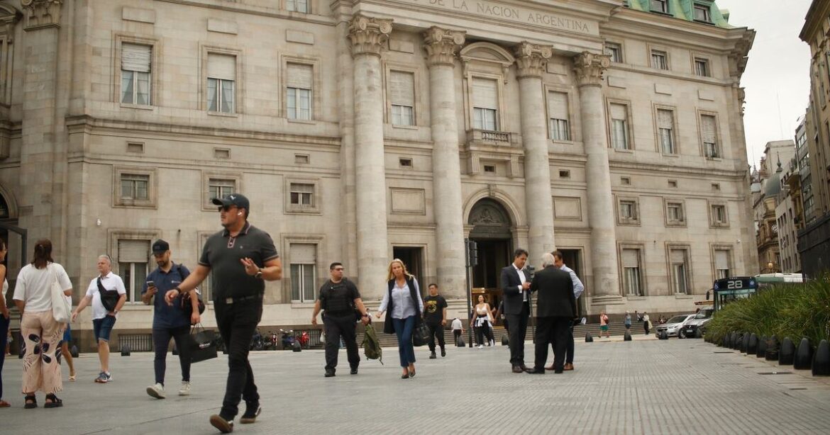 Privilegios en la era de la motosierra: uno de cada veintitrés préstamos hipotecarios del Banco Nación beneficia a funcionarios del gobierno libertario