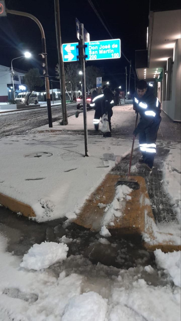 OPERATIVO INVIERNO: EL MUNICIPIO INTENSIFICA LOS TRABAJOS EN LAS CALLES DE RÍO GRANDE