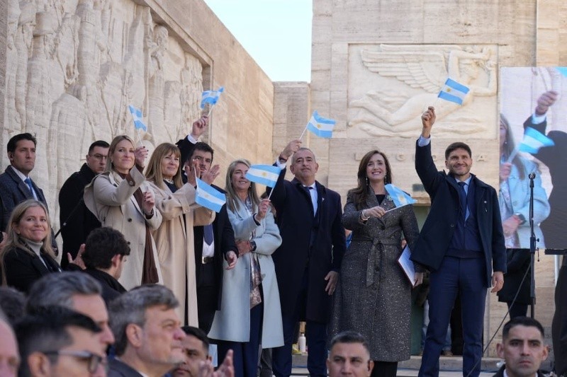 La sombra de un imperio: cómo la interna libertaria tiñó de gris el Día de la Bandera