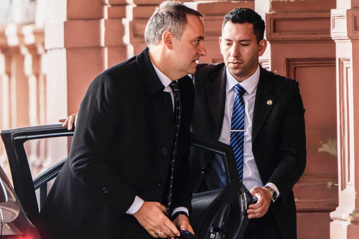 El expediente que cruza la cancha: la declaración jurada de Adorni, un “partido” pendiente entre la Rosada y los tribunales