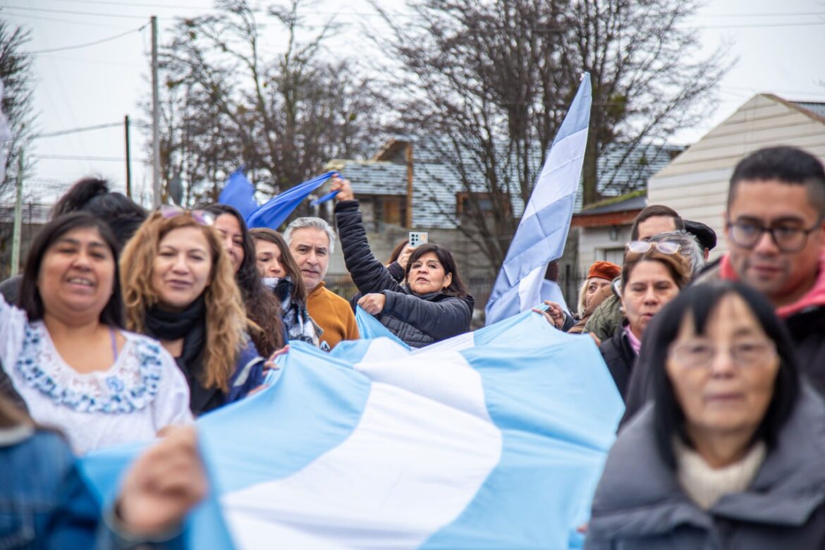 “LA BANDERA NOS UNE”: UNA MULTITUD DE PERSONAS PARTICIPÓ DE LAS JORNADAS PATRIÓTICAS REALIZADAS EN RÍO GRANDE Y TOLHUIN