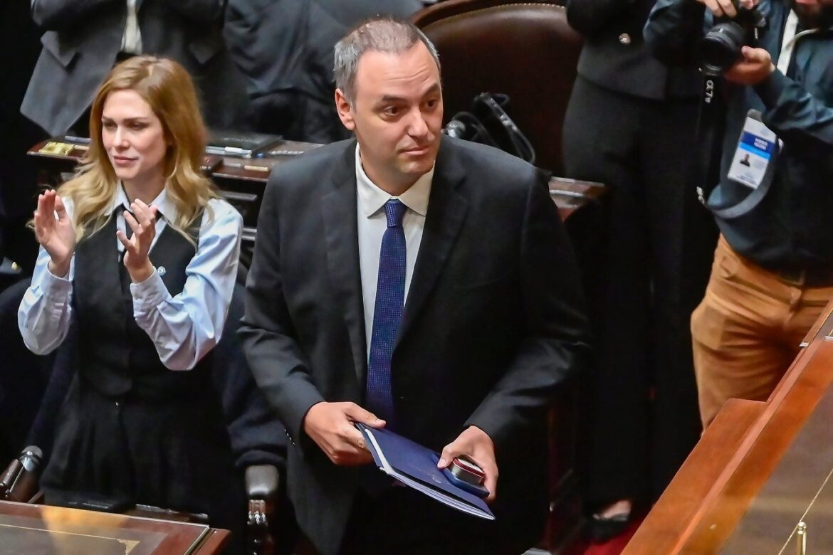 La paciencia se agota: el cerco opositor contra Adorni se cierra con un pedido unificado de destitución mientras los hermanos Milei permanecen como su único sostén