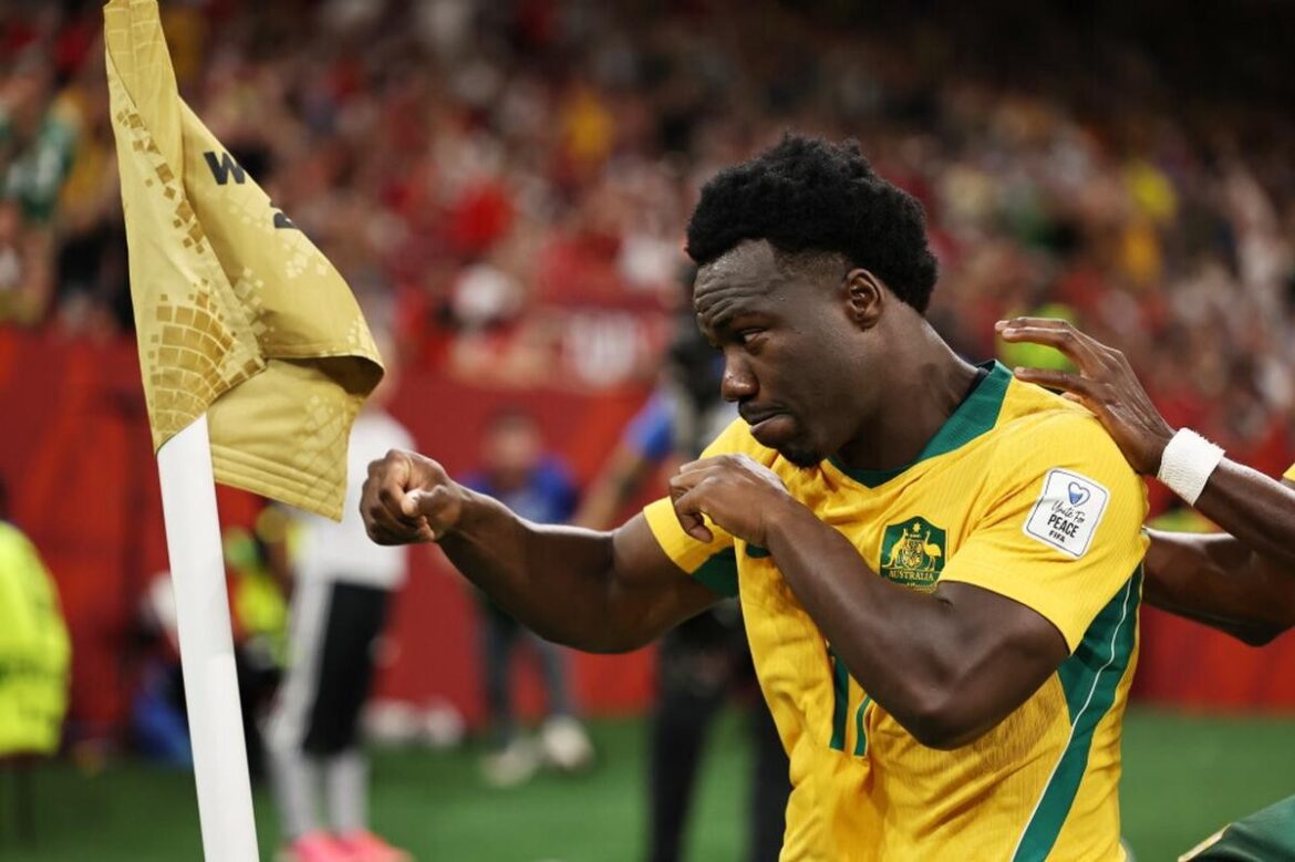 Australia amarga el esperado retorno turco al Mundial con un sólido 2-0 en el debut del Grupo D