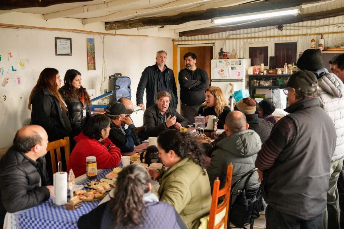 MELELLA SE REUNIÓ CON PRODUCTORES DE LA MARGEN SUR PARA AVANZAR EN LA REGULARIZACIÓN DE TIERRAS Y FOTALECER SU DESARROLLO PRODUCTIVO