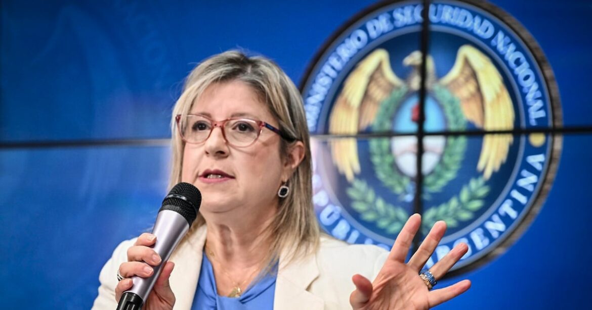 La titular de la cartera de Seguridad esquiva el término “femicidio” en medio del terremoto judicial por el brutal asesinato de Agostina Vega