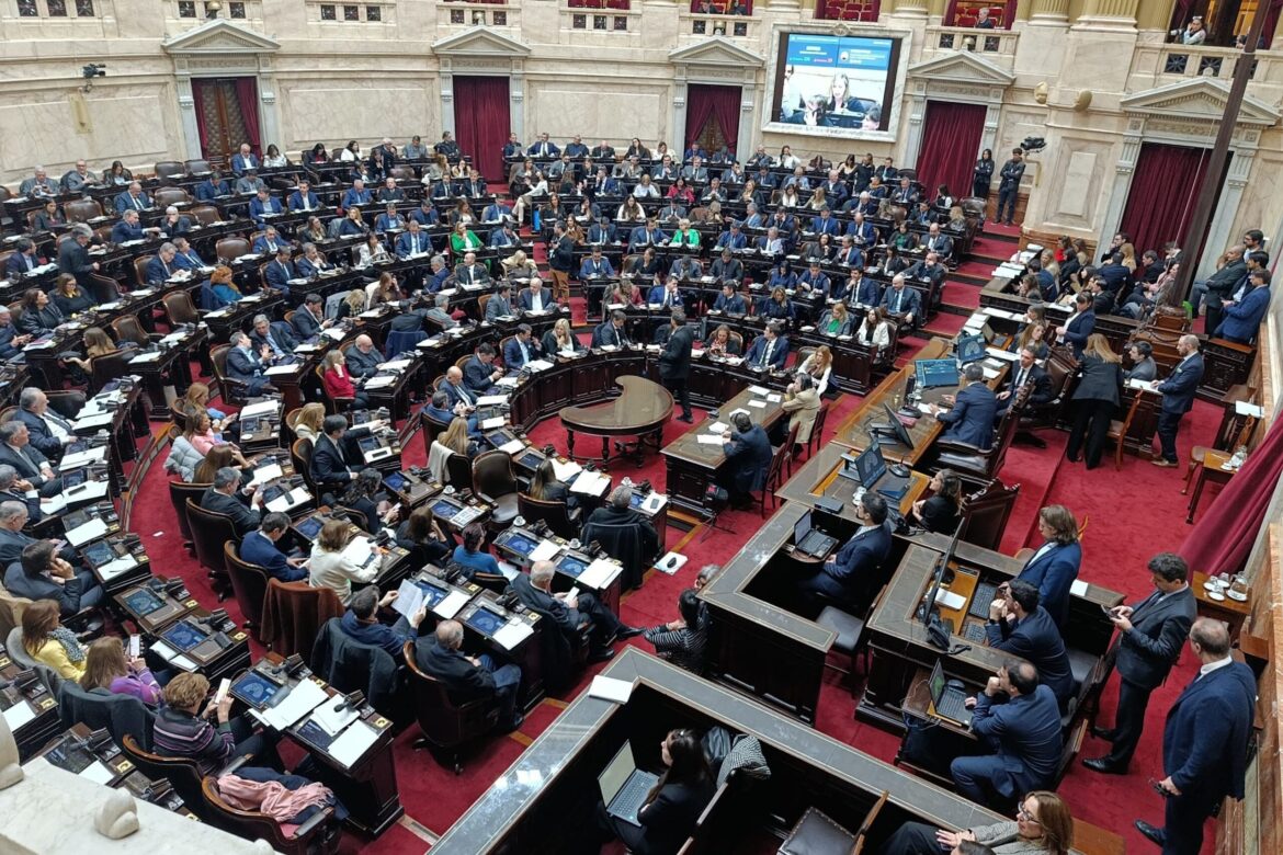 Bajo un manto de urgencia, el oficialismo blindó al jefe de Gabinete y dio media sanción al Súper RIGI, un régimen de privilegios que entrega la soberanía argentina a los monopolios tecnológicos por tres décadas.