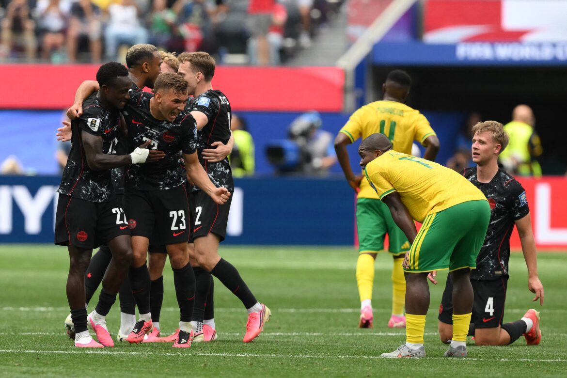 Eustaquio esculpe la épica: Canadá firma su bautismo mundialista con un gol en el ocaso y desaloja a Sudáfrica
