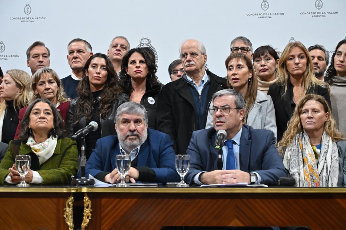 A un año del fallo que derivó en su reclusión, un aluvión de voces atraviesa el país exigiendo la liberación de Cristina Fernández de Kirchner