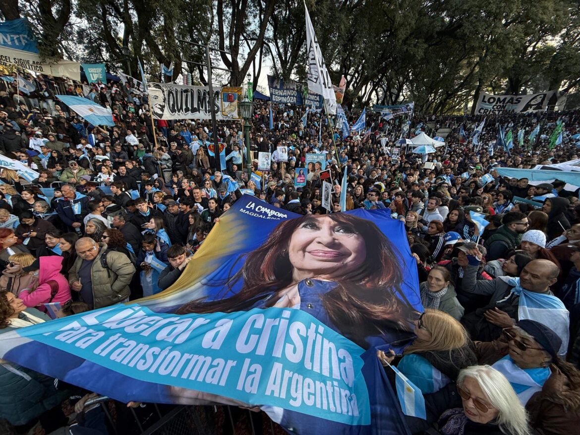 El Parque Lezama se tiñó de celeste y blanco en un multitudinario abrazo a Cristina Kirchner al cumplirse un año de su detención domiciliaria