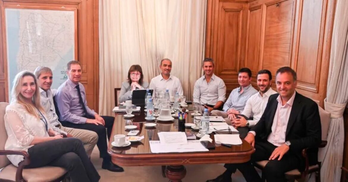 Efecto Adorni: grietas en la mesa de poder y hermetismo ensordecedor en las filas libertarias