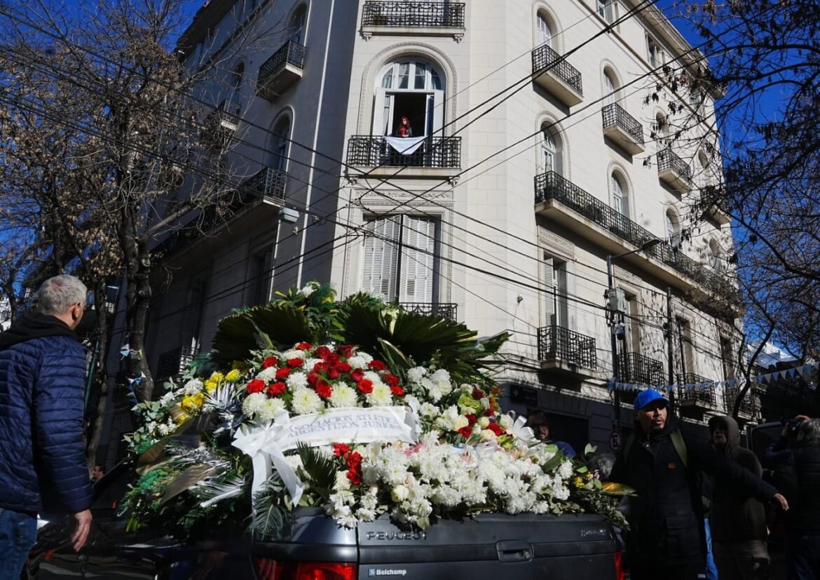 El emotivo adiós a Taty Almeida: el cortejo fúnebre pasó frente al domicilio de Cristina Fernández de Kirchner