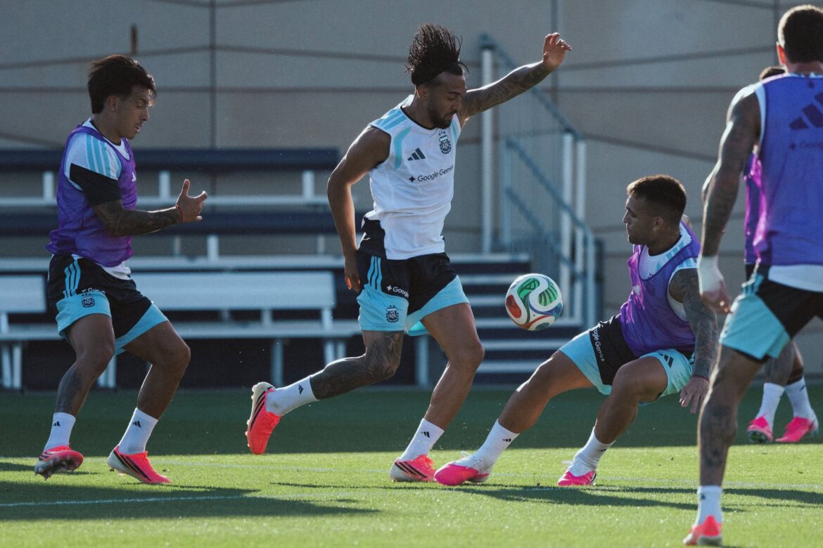 El tablero de Scaloni: dudas, certezas y una rodilla que define el presente de la Selección