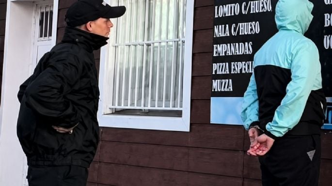 Detienen a dos individuos en flagrancia tras utilizar una tarjeta de crédito denunciada como hurtada en un local céntrico