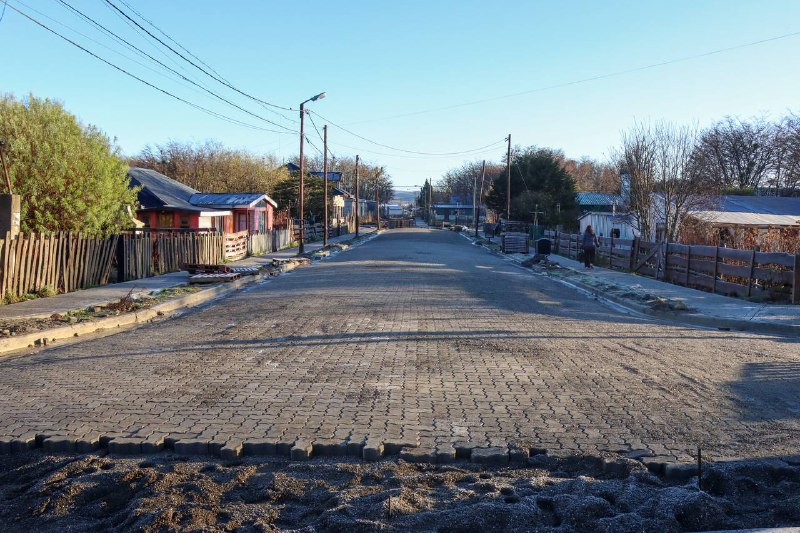 La calle Kooshten de Tolhuin quedó habilitada tras obras de saneamiento, pluvial y adoquinado