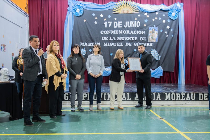 EL COLEGIO PROVINCIAL “ALICIA MOREAU DE JUSTO” PRESENTÓ SU BANDERA INSTITUCIONAL
