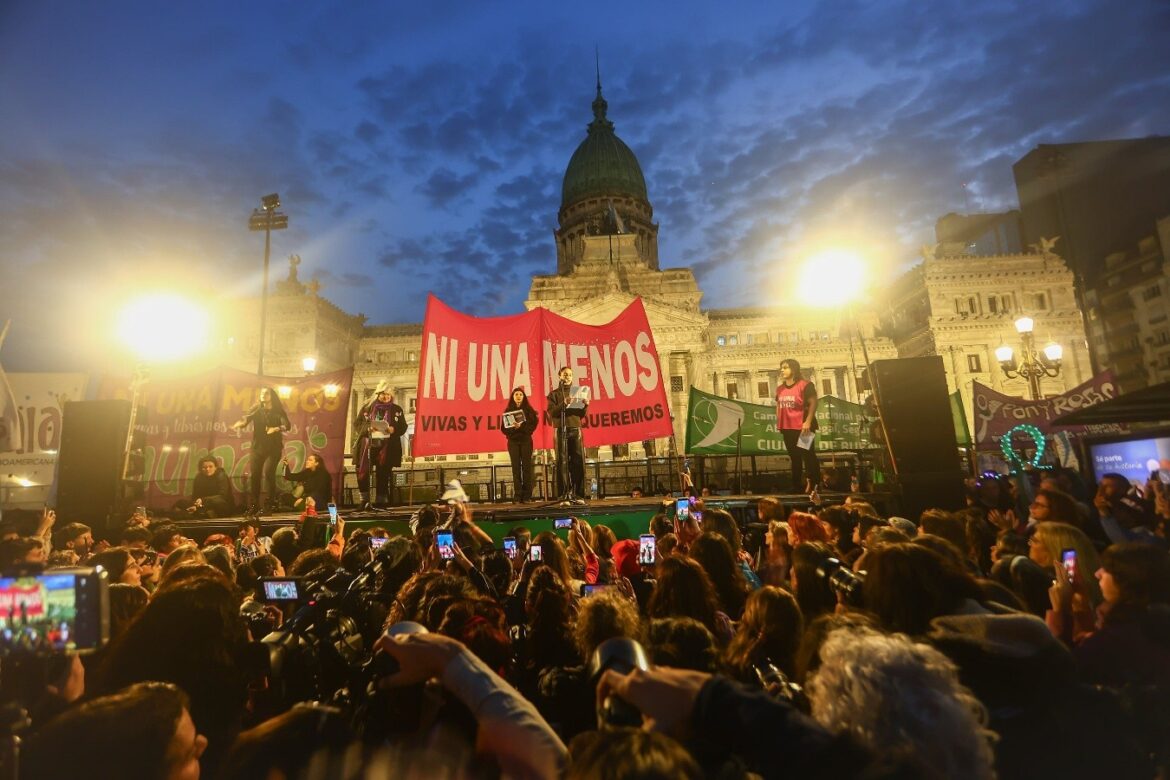 Multitudinaria marea feminista desbordó el Congreso: “Vinimos a pasarnos todos los pueblos”, el grito que retumbó contra el antifeminismo de Estado
