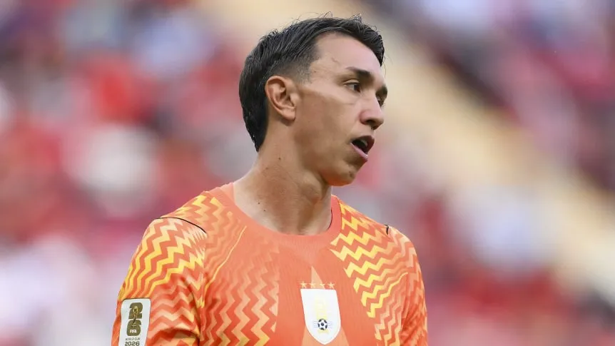 Muslera asume el peso de la derrota y pide perdón a Uruguay tras el adiós mundialista