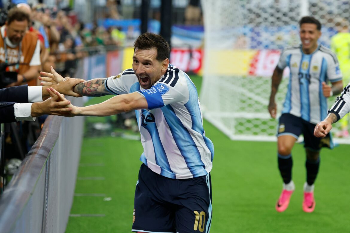 Messi rompe récords y la Selección sella su pase a octavos en un duelo de carácter y físico ante Austria
