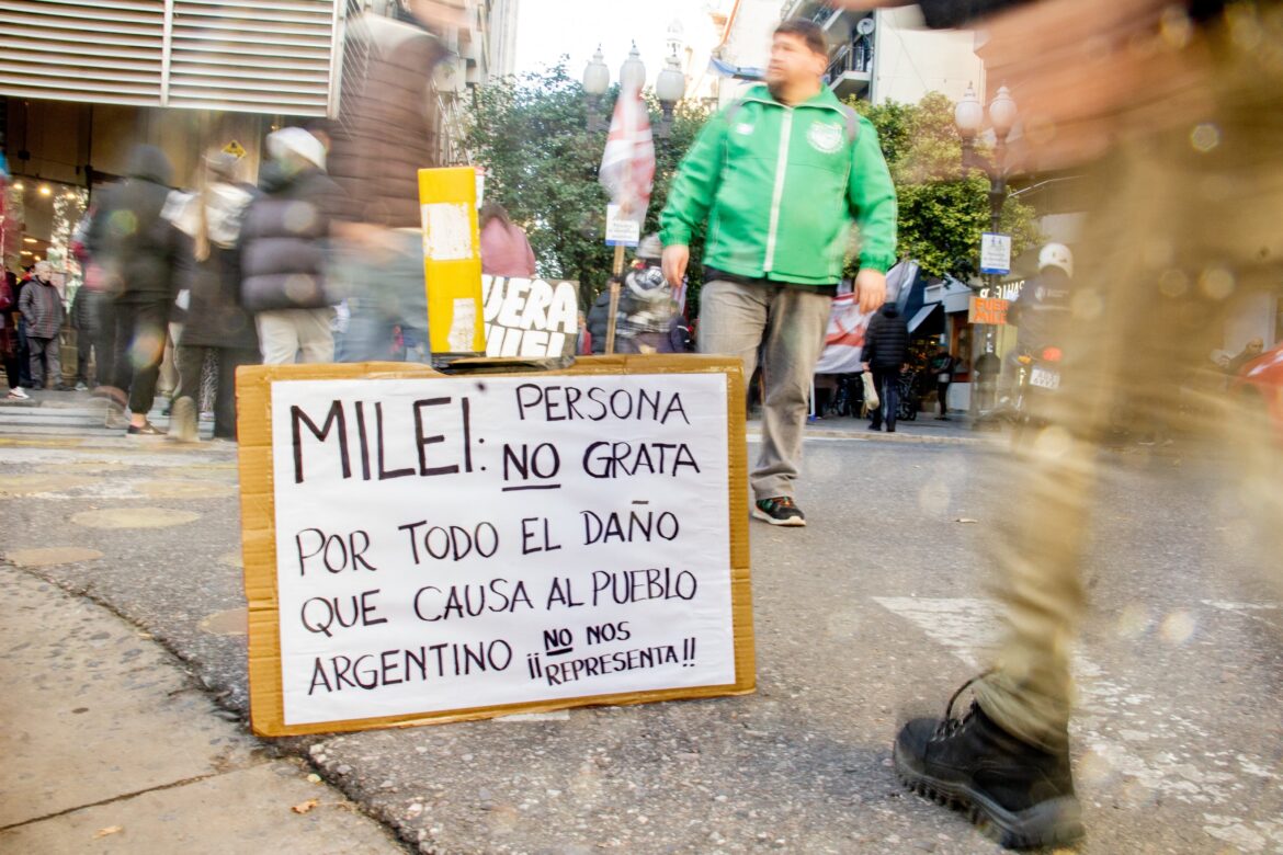 Multitudinario repudio en Rosario: la plaza Pringles se convirtió en el epicentro del rechazo a Milei en el Día de la Bandera