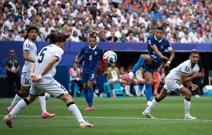 Francia doma el diluvio y a Irak en un estreno interminable marcado por la tormenta y la voracidad de Mbappé
