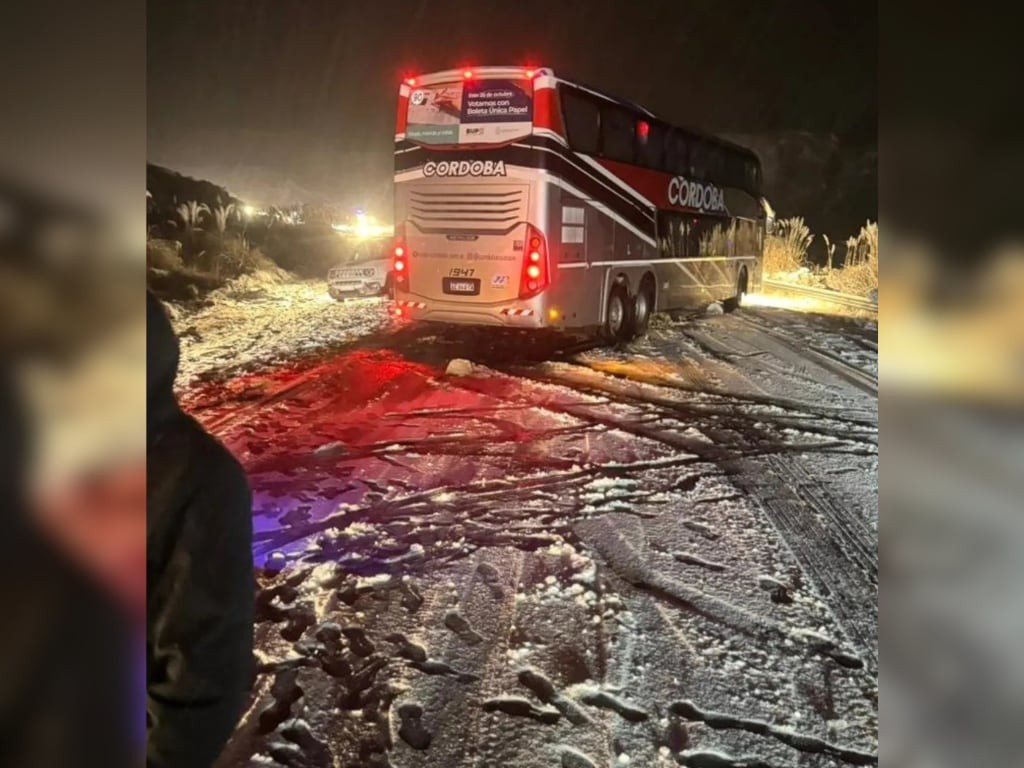 La estepa blanca: el invierno irrumpe con rigor inusitado en las sierras cordobesas y obliga a clausurar el Camino de las Altas Cumbres