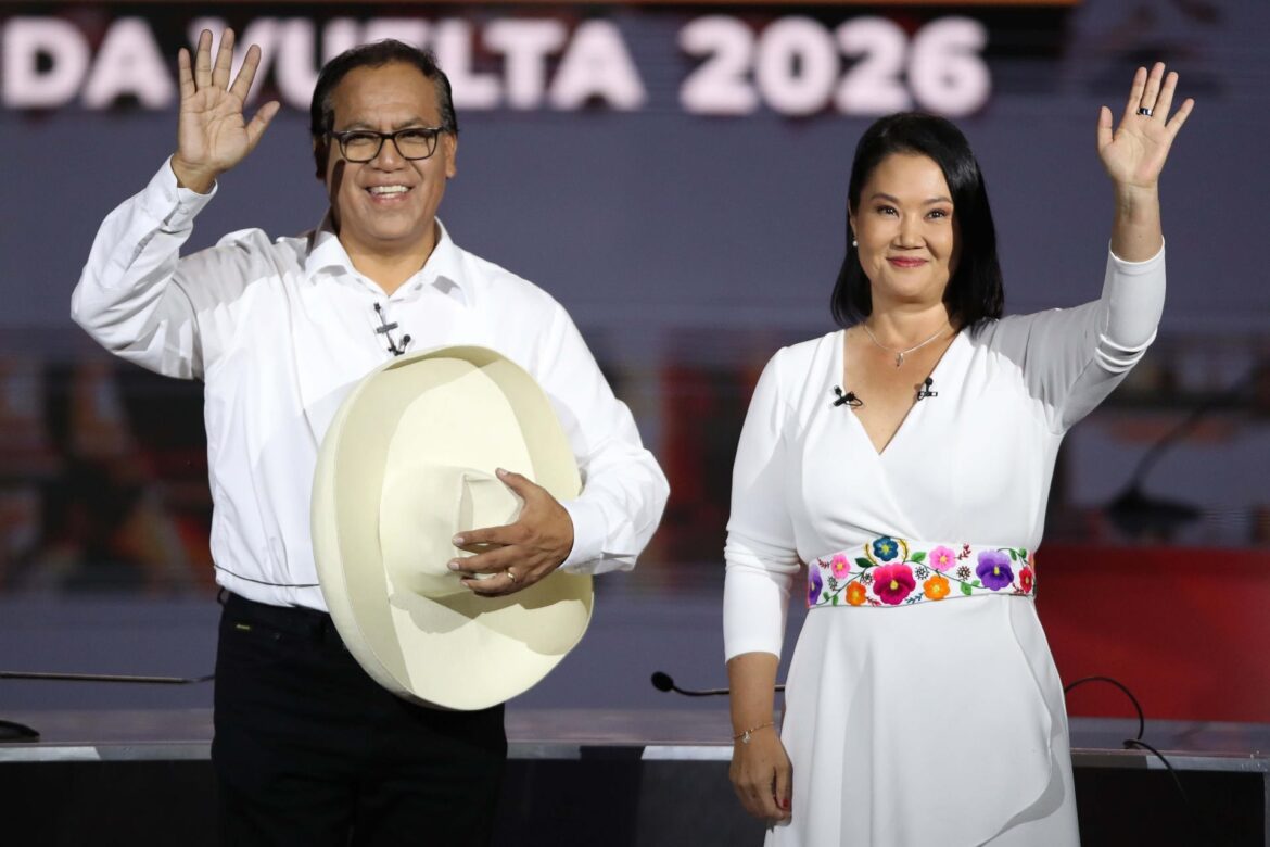 Sánchez y Fujimori protagonizan un sorpasso estadístico en la recta final del balotaje peruano