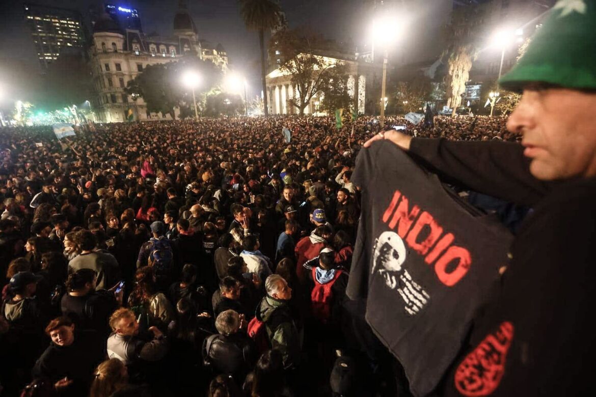 Bocinazos y lágrimas en una despedida multitudinaria: la última misa ricotera tomó Plaza de Mayo