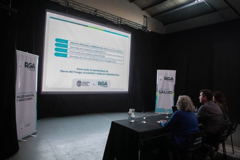 CON AMPLIA CONVOCATORIA REGIONAL, INICIÓ EL CURSO UNIVERSITARIO SOBRE CONSUMOS PROBLEMÁTICOS