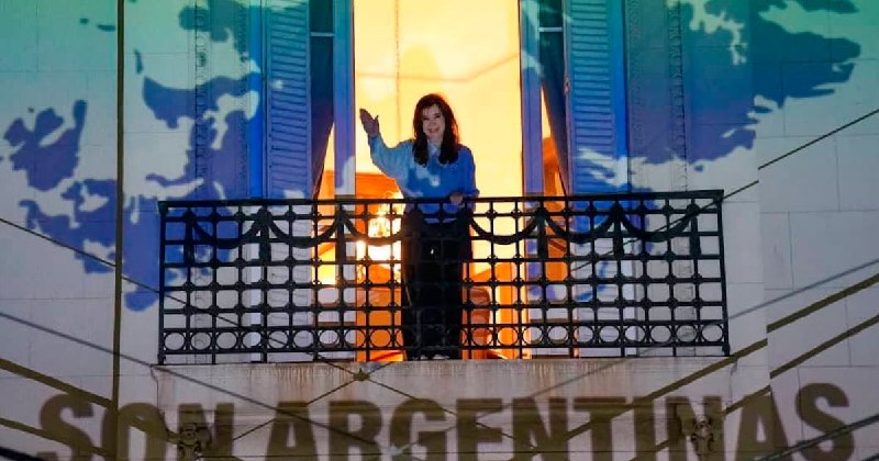 Polémica en la semifinal: un gesto en la cancha y una proyección en un balcón reavivan el reclamo por Malvinas