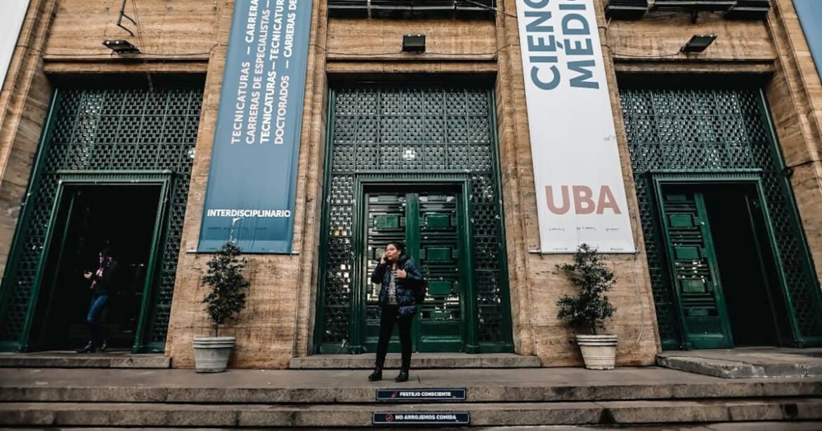 La dualidad discursiva del gobierno libertario: inmigrantes gravosos para las aulas, inversores bienvenidos para las tierras