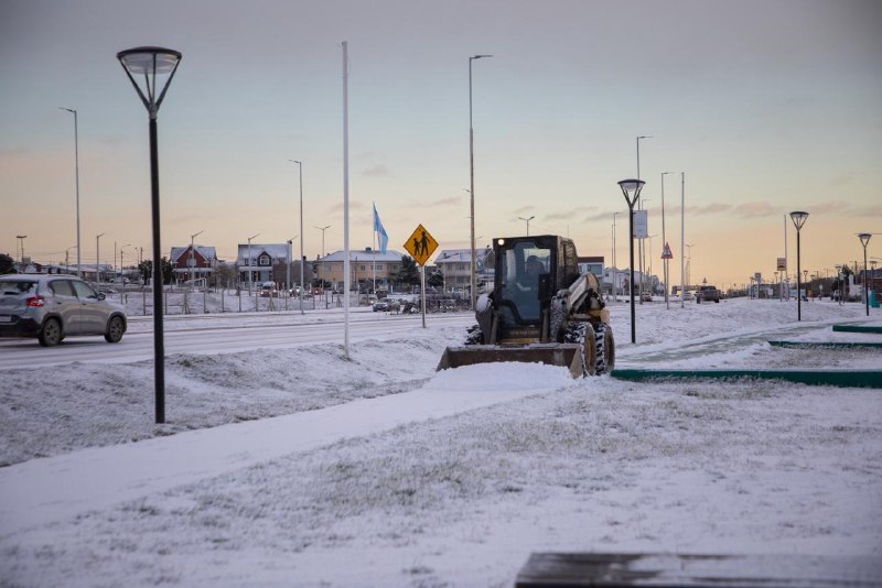 EL MUNICIPIO DESPLIEGA EL OPERATIVO INVERNAL TRAS LAS NEVADAS REGISTRADAS EN LA CIUDAD