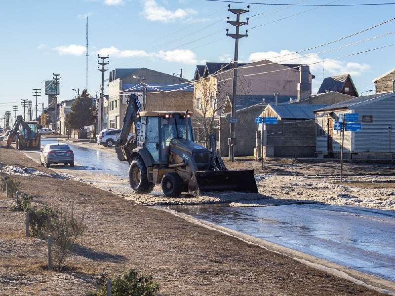 EL MUNICIPIO INTENSIFICA LAS TAREAS DE LIMPIEZA DE HIELO Y ESCARCHA EN DISTINTOS SECTORES DE LA CIUDAD