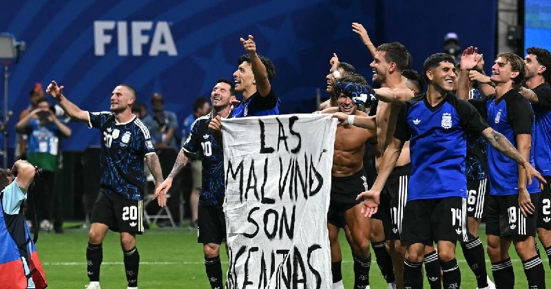 La bandera argentina flamea en el corazón del debate mientras el viejo imperio británico se desdibuja en el horizonte global
